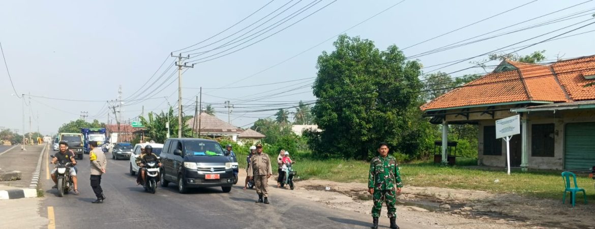 Anggota Koramil 1603/Lohbener Laksanakan Pengamanan Pemulangan Jamaah Haji Kloter Pertama Asal Indramayu