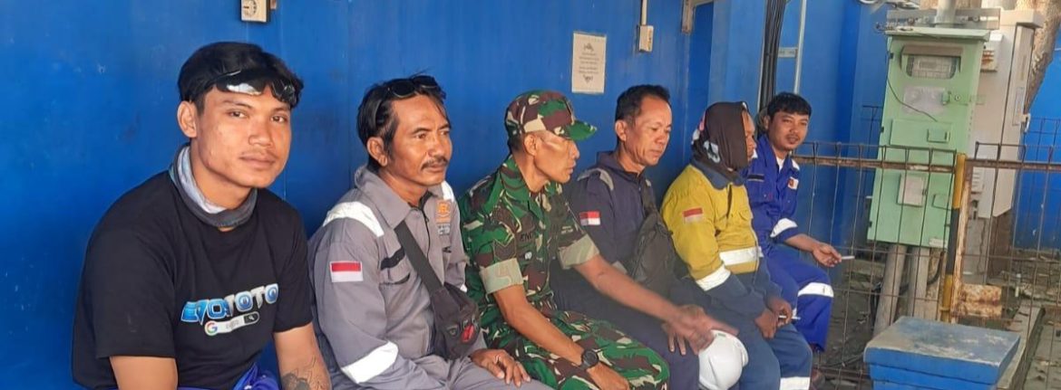 Babinsa Koramil 1608/Karangampel Perkuat Silaturahmi dan Sinergitas Melalui Komsos Bersama Warga Desa Mundu
