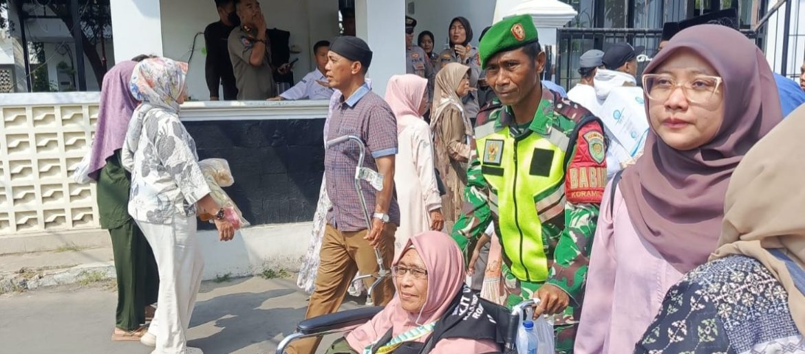 Anggota Makodim 0616/Indramayu Monitoring Pemulangan Jemaah Haji Kloter Pertama Kabupaten Indramayu Tahun 1447 H/2026 M
