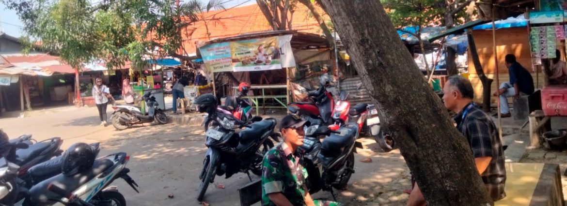 Komsos Bersama Warga Karangmalang, Anggota Koramil 1601/Indramayu Ajak Jaga Kamtibmas dan Kebersihan Lingkungan