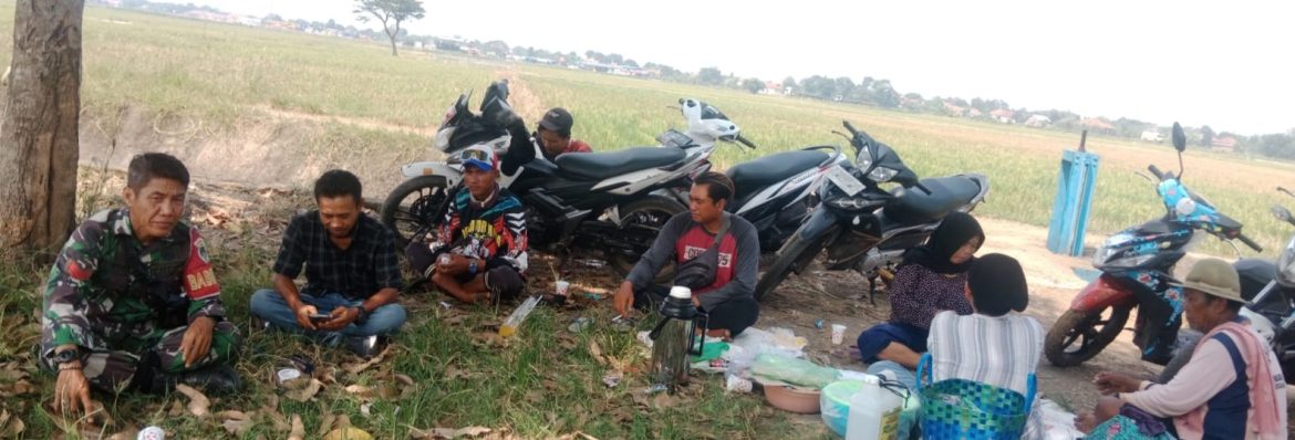 Komsos Anggota Koramil 1601/Indramayu Pererat Kedekatan dengan Masyarakat Desa Singaraja