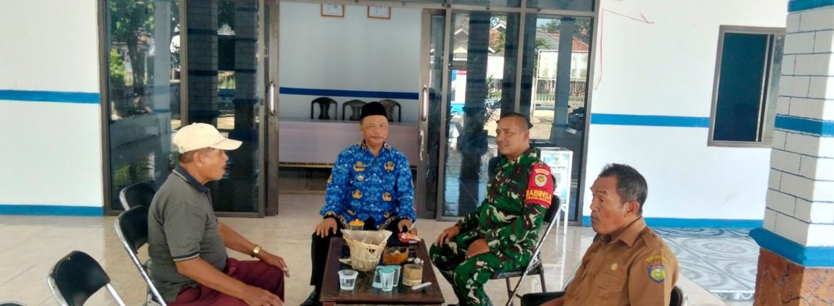 Anggota Koramil 1603/Lohbener Laksanakan Komsos Bersama Perangkat Desa Linggajati