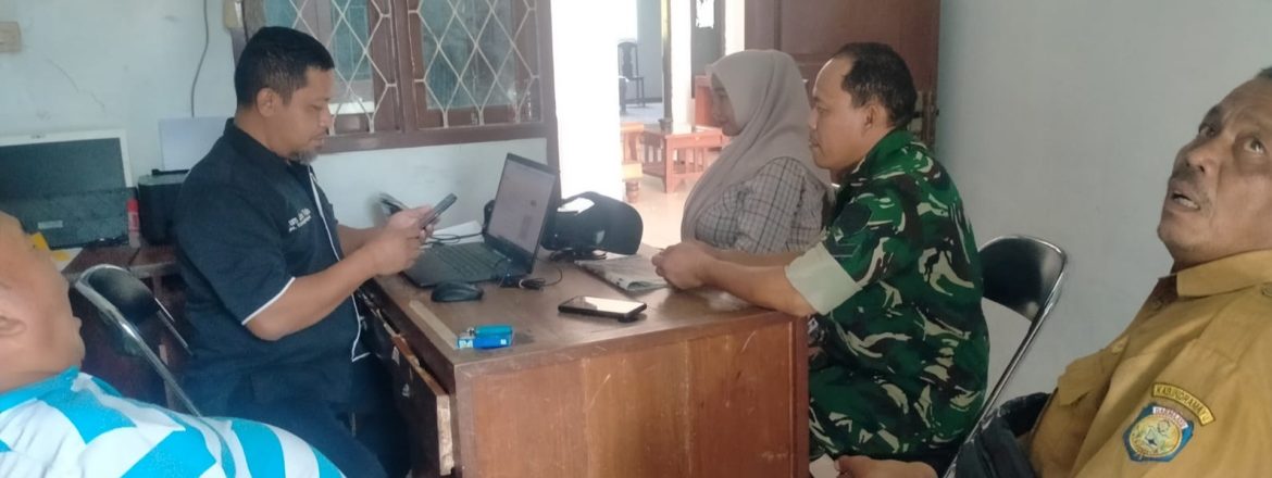 Anggota Koramil 1608/Karangampel Laksanakan Komsos Bersama Pamong Desa Kaplongan Lor