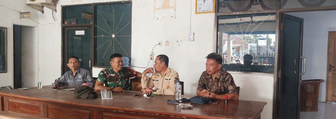 Babinsa Koramil 1603/Lohbener Gelar Komsos Bersama Pemdes Sukasari, Bahas Keamanan dan Kondusivitas Wilayah