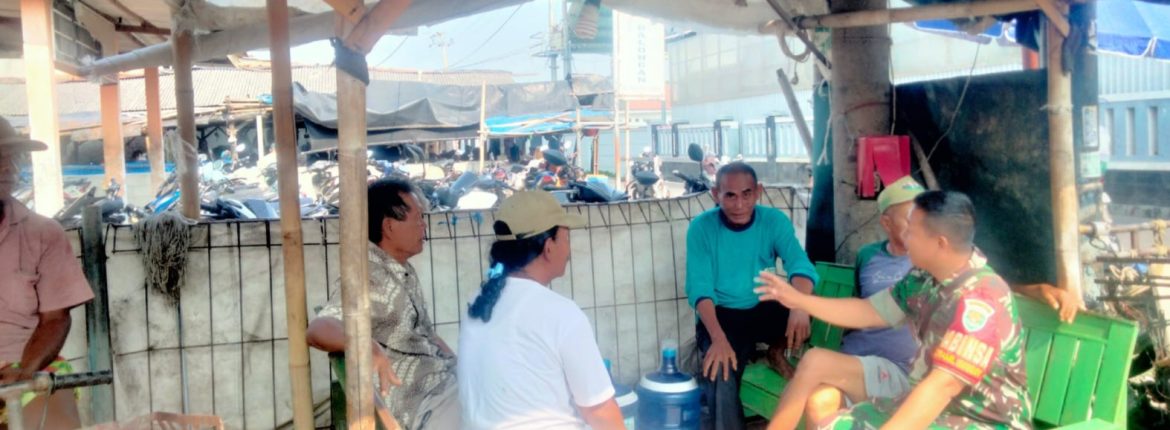 Koptu Irawan Gelar Komsos Bersama Warga Desa Karangsong, Ajak Jaga Kamtibmas dan Kebersihan Lingkungan