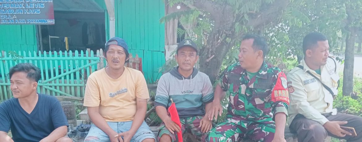 Babinsa Koramil 1608/Karangampel Pererat Kemanunggalan TNI-Rakyat Melalui Komsos di Desa Dukuh Jeruk