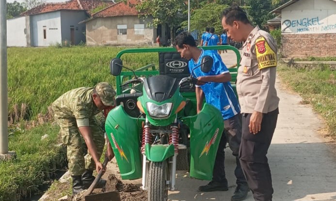 Babinsa Koramil 1603 Lohbener Bersama Pemdes dan Warga Desa Pamayahan Gelar Jumsih, Wujudkan Lingkungan Bersih dan Sehat