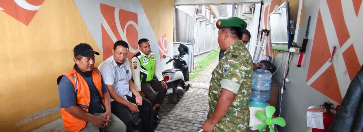 Babinsa Koramil 1608 Karangampel Ajak Warga Jaga Kebersihan dan Ketertiban Lingkungan