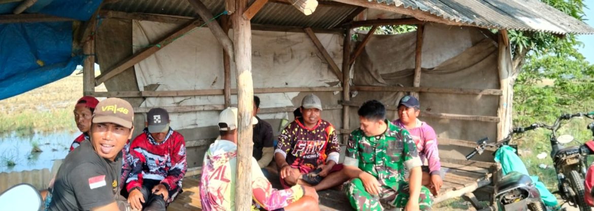 Babinsa Koramil 1605 Sukagumiwang Pererat Kedekatan dengan Warga Melalui Komsos di Desa Sukawera