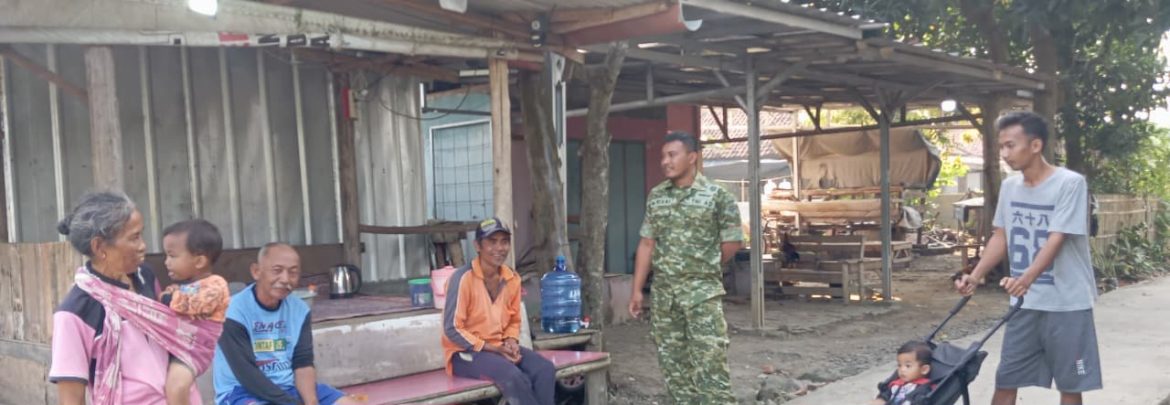 Komsos di Desa Gelarmandala, Anggota Koramil 1601/Indramayu Pererat Sinergi dengan Perangkat Desa