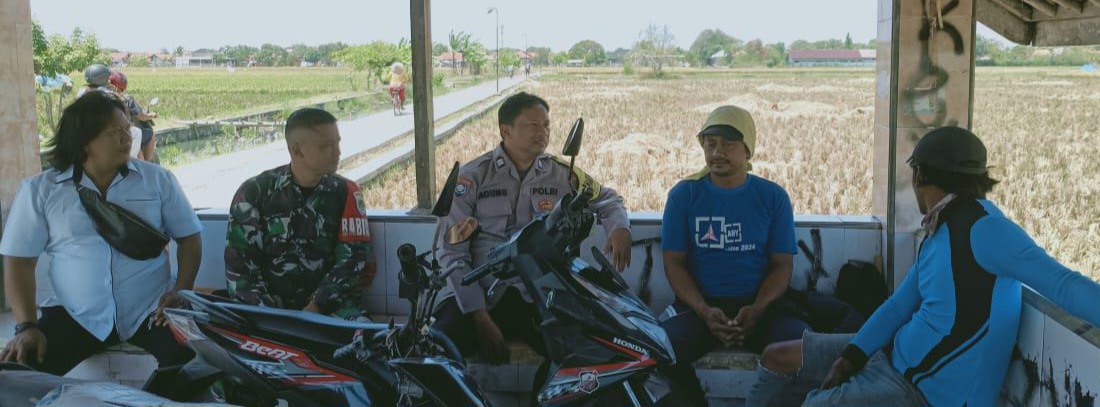 Babinsa Koramil 1608/Karangampel Perkuat Sinergi dengan Bhabinkamtibmas dan Kelompok Tani, Bahas Swasembada Pangan