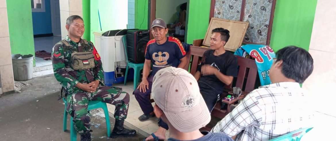 Babinsa Koramil 1601/Indramayu Pererat Silaturahmi dengan Warga Desa Tambak Melalui Komsos