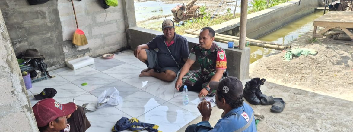Babinsa Koramil 1601/Indramayu Pererat Silaturahmi dengan Warga Desa Tegalurung Melalui Komsos