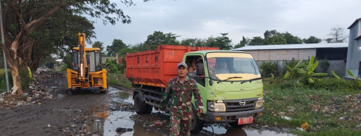 Koramil 1608/Karangampel Bersama Dinas Lingkungan Hidup Laksanakan Pembersihan dan Pengangkutan Sampah dari TPS Kedokan Agung ke TPA Pecuk