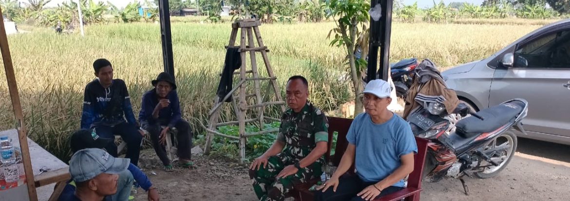 Babinsa Koramil 1605/Sukagumiwang Pererat Silaturahmi dengan Warga Desa Tenajar Kidul Melalui Komsos