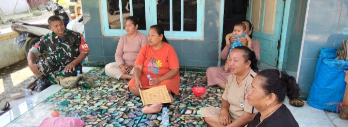 Babinsa Koramil 1601/Indramayu Laksanakan Komsos dengan Warga Blok Bungkul Barat Kelurahan Bojong Sari