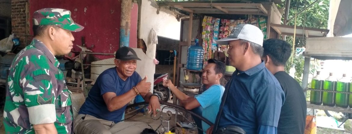 Babinsa Koramil 1608/Karangampel Pererat Silaturahmi Melalui Komsos Bersama Ketua RT dan Warga Desa Kaplongan Lor