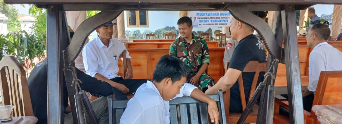 Babinsa Koramil 1605/Sukagumiwang Gelar Komsos Bersama Pamong Desa Tersana, Perkuat Sinergi dan Kepedulian Masyarakat