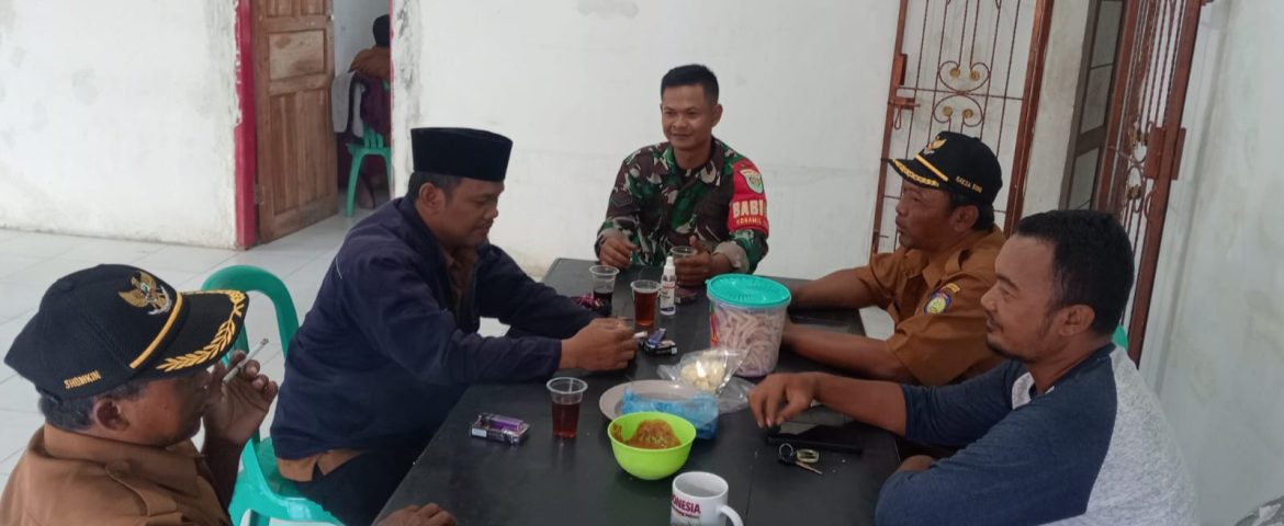 Babinsa Koramil 1608 Karangampel Perkuat Sinergi Melalui Komsos Bersama Perangkat Desa Tanjungsari
