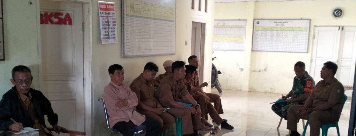 Babinsa Koramil 1601/Indramayu Komsos Bersama Pamong Desa Plumbon, Dukung Program Pemerintah Menuju Indonesia Emas