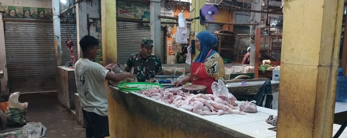 Babinsa Koramil 1605/Sukagumiwang Monitoring dan Data Harga Bahan Pokok di Wilayah Binaan