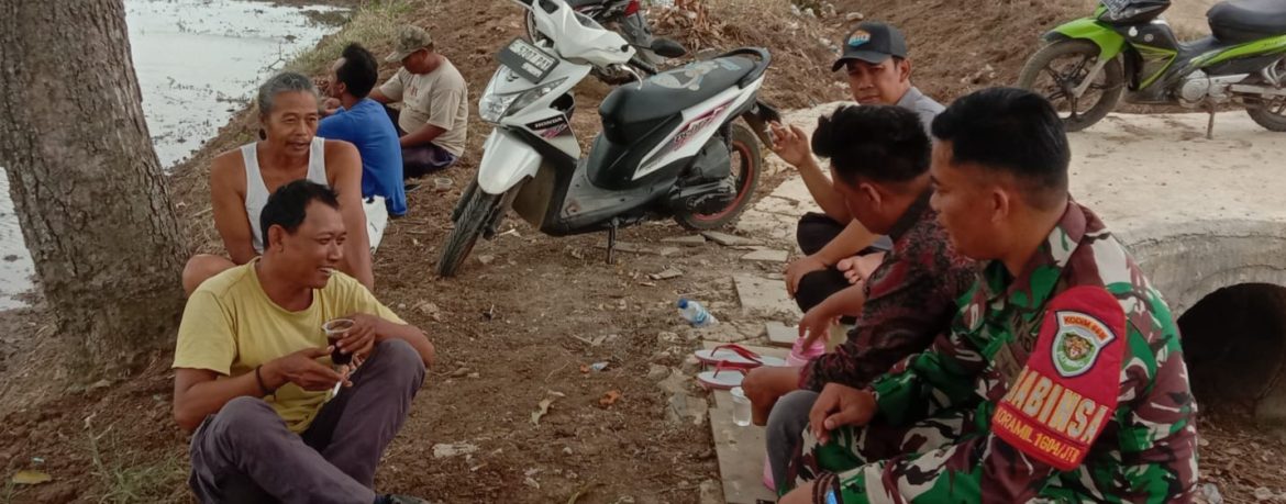 Komsos Babinsa Koramil 1601/Indramayu Pererat Silaturahmi dan Tingkatkan Kepedulian Warga di Desa Pabeanudik