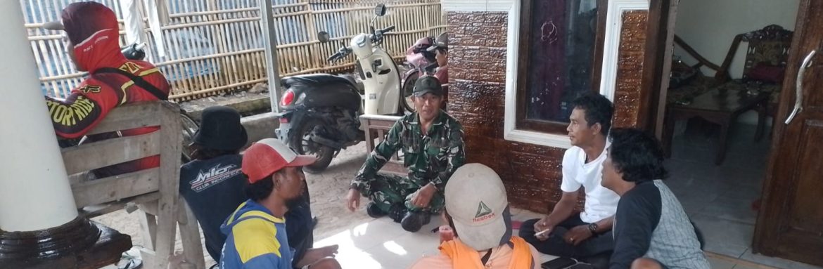 Babinsa Koramil 1611/Losarang Pererat Silaturahmi dan Ajak Warga Ranjeng Jaga Kamtibmas