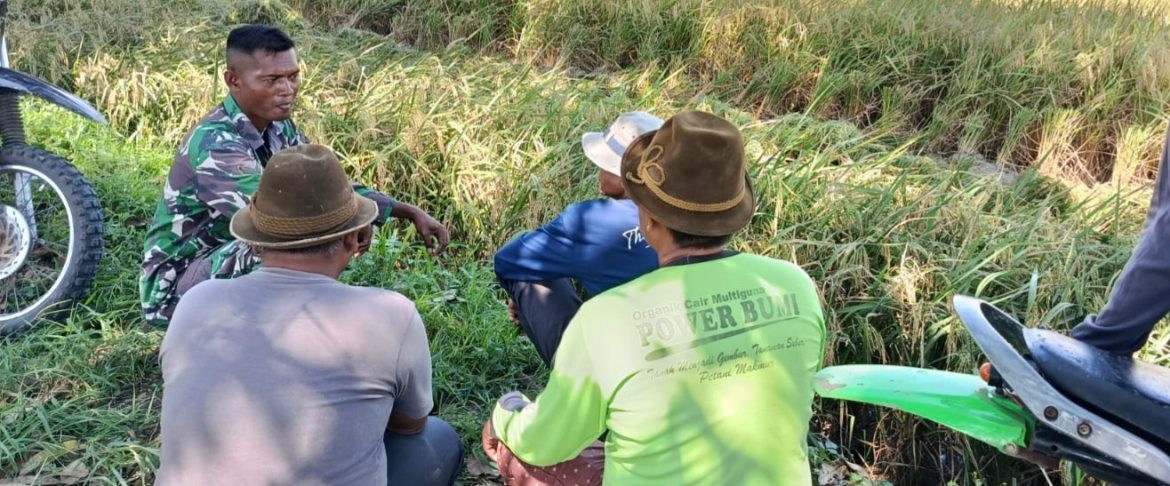 Babinsa Koramil 1605/Sukagumiwang Pererat Silaturahmi Melalui Komsos Bersama Masyarakat Desa Lemahayu