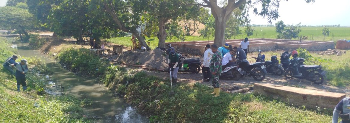 Babinsa Tanjakan Serka Sudono Gelar Karbak Opsih Saluran Sekunder Siwarak