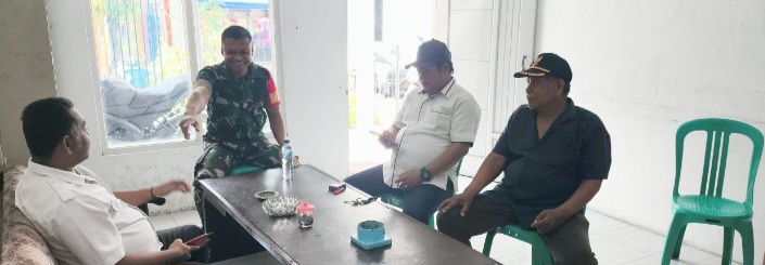 Babinsa Koramil 1608/Karangampel Komsos Bersama Perangkat Desa Karangampel, Perkuat Kerukunan dan Kepedulian Lingkungan