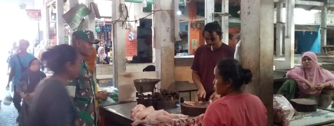 Babinsa Koramil 1605/Sukagumiwang Monitoring dan Data Harga Bahan Pokok di Wilayah Binaan