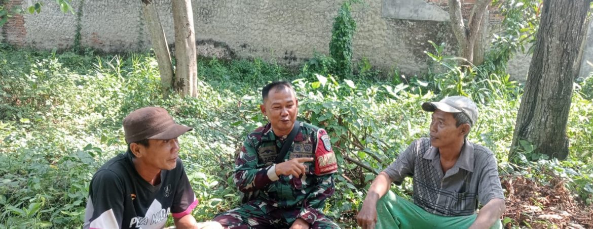 Sertu A, Zaeni Babinsa Koramil 1601/Indramayu Perkuat Kedekatan dengan Warga Melalui Komsos di Desa Tegalsembadra