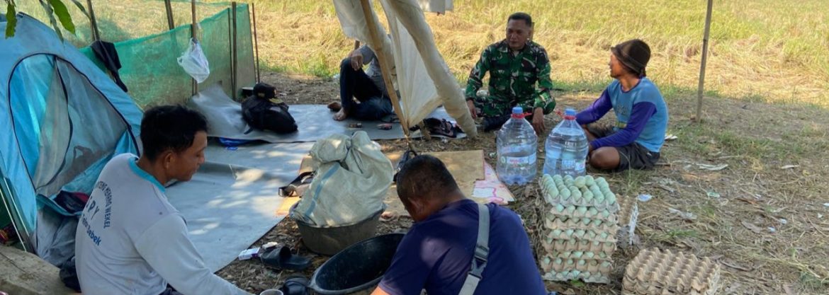 Babinsa Koramil 1605 Sukagumiwang Ajak Warga Desa Tulungagung Perkuat Siskamling dan Dukung Program Pemerintah