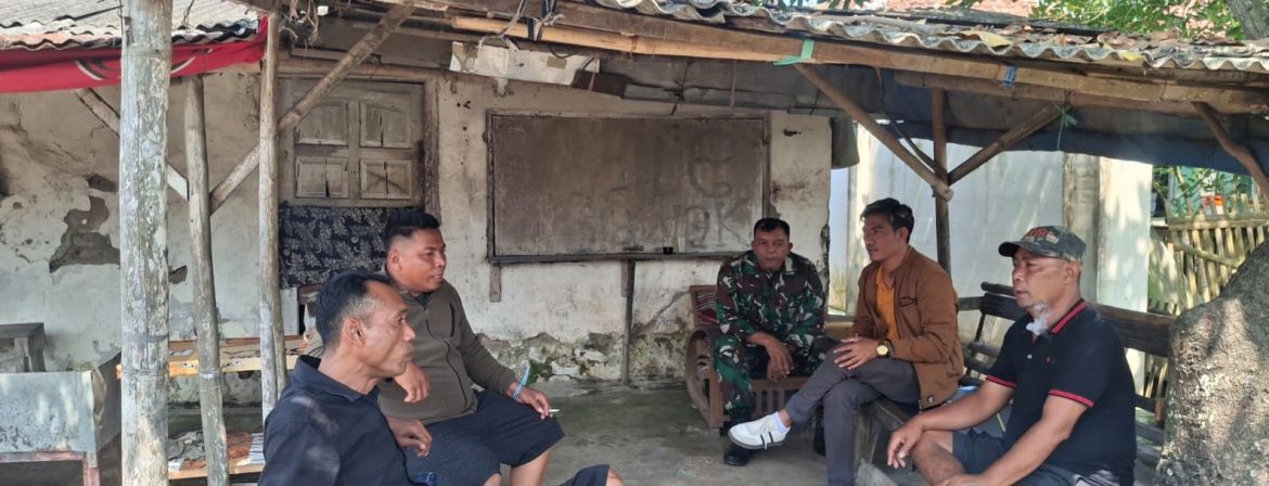 Babinsa Koramil 1608/Karangampel Komsos Bersama Warga Desa Kedokan Agung