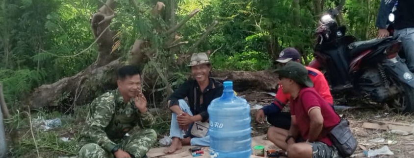 Babinsa Koramil 1608 Karangampel Pererat Silaturahmi dan Jaga Kondusifitas Wilayah Melalui Komsos di Desa Tanjungsari