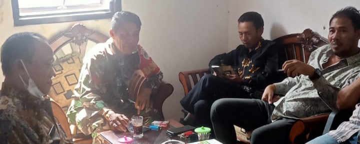 Babinsa Koramil 1601/Indramayu Komsos Bersama Kuwu, Pamong, dan Masyarakat Desa Singaraja