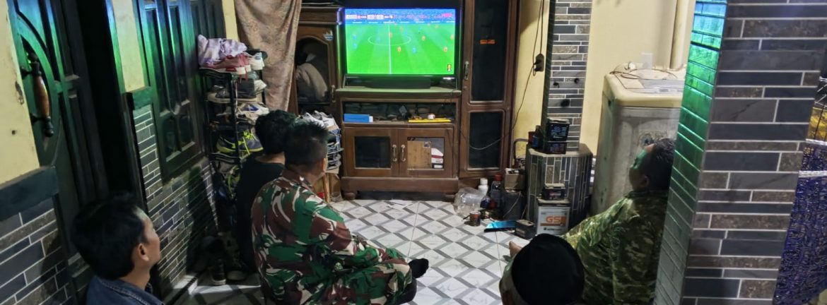 Anggota Koramil 1605/Sukagumiwang NOBAR Piala Dunia 2026 Pertandingan KANADA vs BOSNIA