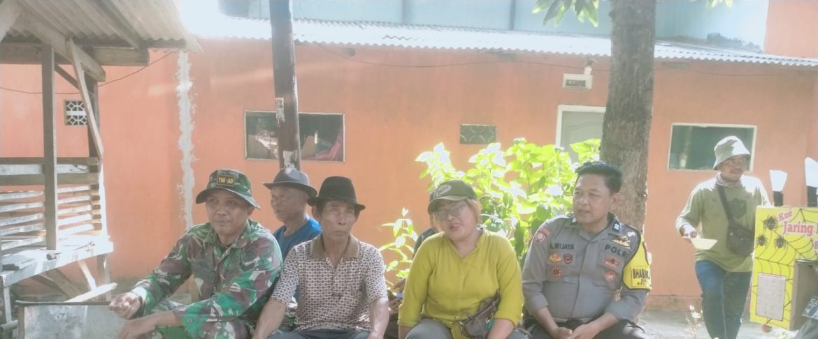Babinsa Koramil 1603/Lohbener Pererat Silaturahmi dan Jaga Kamtibmas Melalui Komsos Bersama Warga Desa Waru