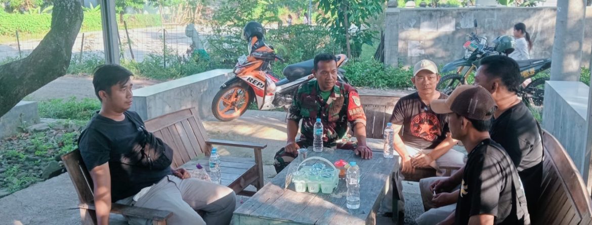 Babinsa Koramil 1608/Karangampel Pererat Silaturahmi Melalui Komsos Bersama Warga Desa Jayalaksana