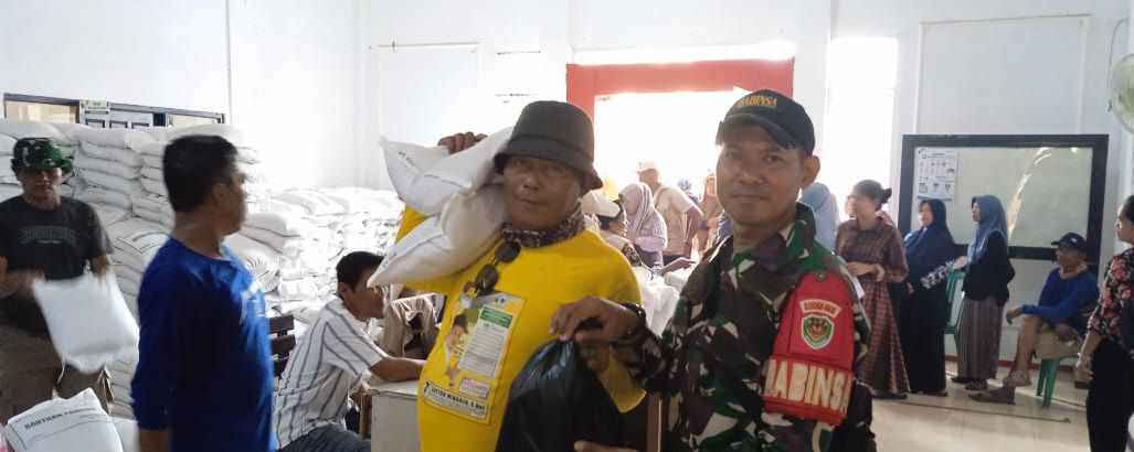 Babinsa Koramil 1603 Lohbener Monitoring Penyaluran Bantuan Pangan di Desa Arahan Kidul