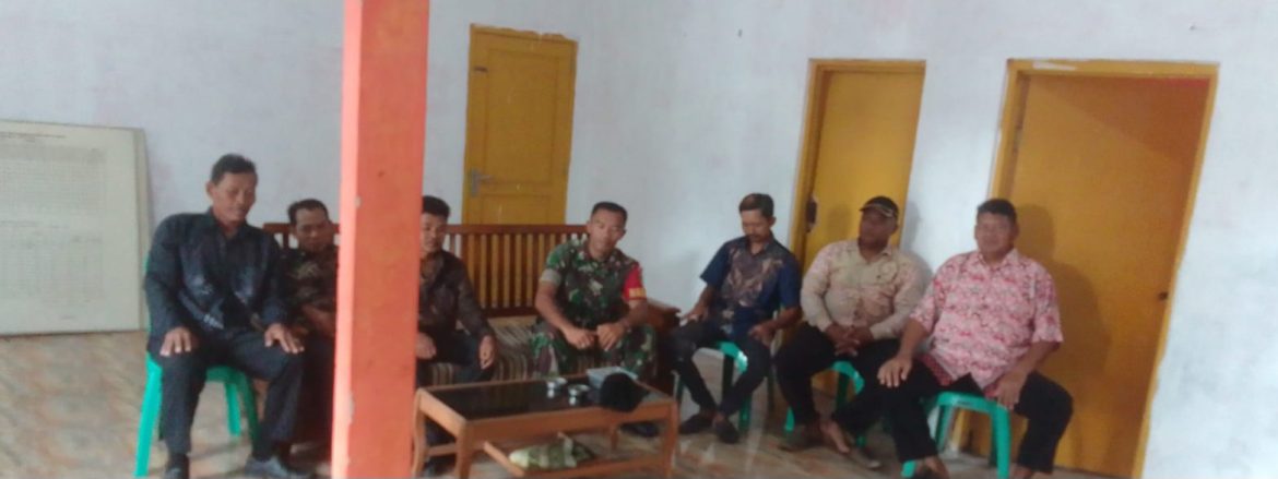 Babinsa Koramil 1605/Sukagumiwang Pererat Kedekatan dengan Warga Melalui Komsos di Desa Cadangpinggan