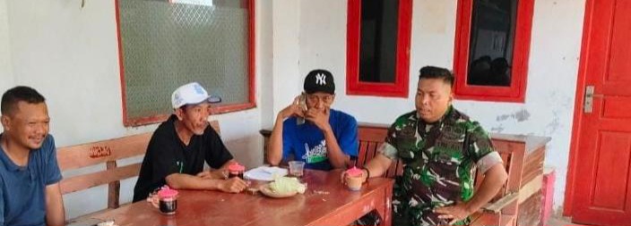Babinsa Koramil 1608/Karangampel Komsos Bersama Ketua RT dan Warga Desa Kedokanbunder Wetan