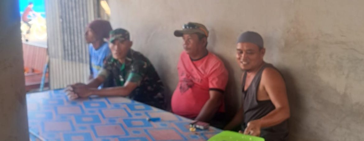 Babinsa Koramil 1608/Karangampel Pererat Silaturahmi Melalui Komsos Bersama Warga Desa Mundu