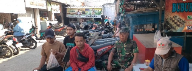 Babinsa Koramil 1605/Sukagumiwang Perkuat Silaturahmi dan Keamanan Melalui Komsos di Pasar Kertasemaya