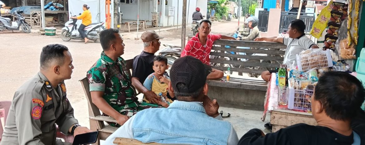 Babinsa Koramil 1611/Losarang Laksanakan Komsos Bersama Masyarakat Desa Losarang