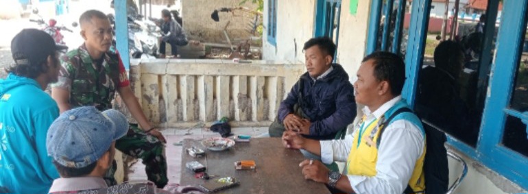Babinsa Koramil 1603/Lohbener Laksanakan Komsos Bersama Mantri Air BBWS Bahas Kesiapan Panen dan MT II