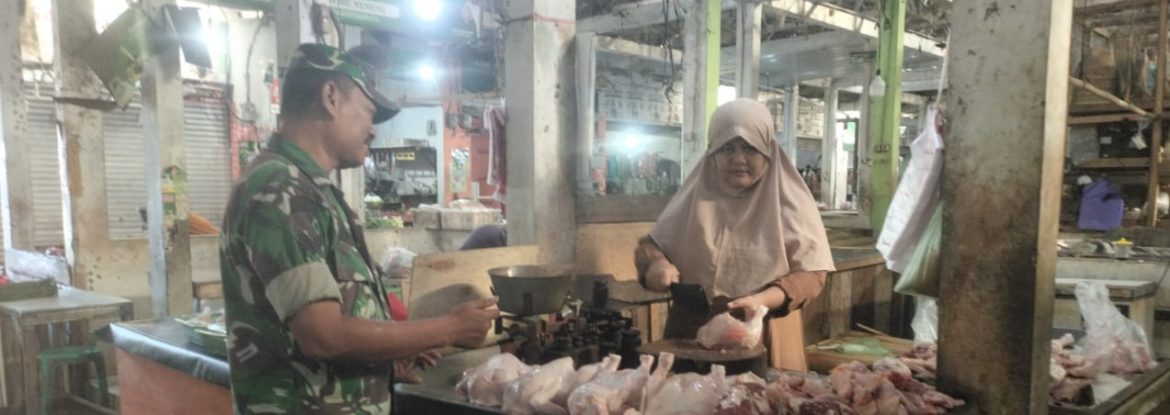 Babinsa Koramil 1605 Sukagumiwang Monitoring dan Data Harga Bahan Pokok di Wilayah Binaan