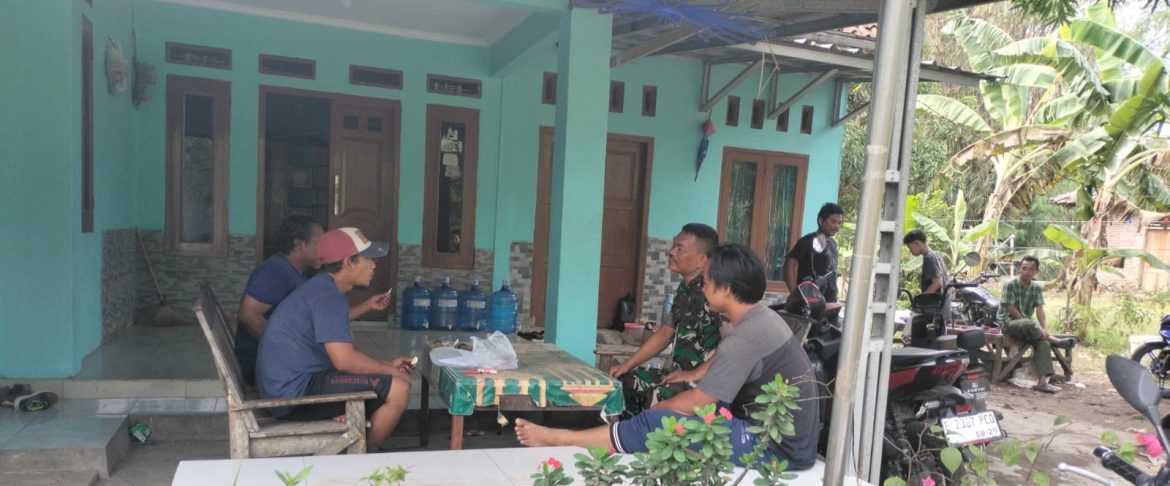 Komsos Babinsa Koramil 1605/Sukagumiwang Pererat Silaturahmi dan Kedekatan dengan Warga Desa Tenajar Lor