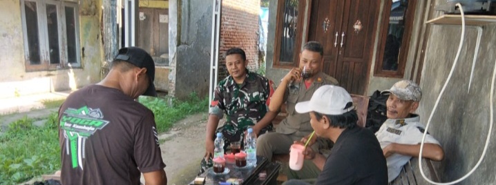 Babinsa Koramil 1601/Indramayu Perkuat Silaturahmi dan Keamanan Lingkungan Melalui Komsos di Kelurahan Bojong Sari