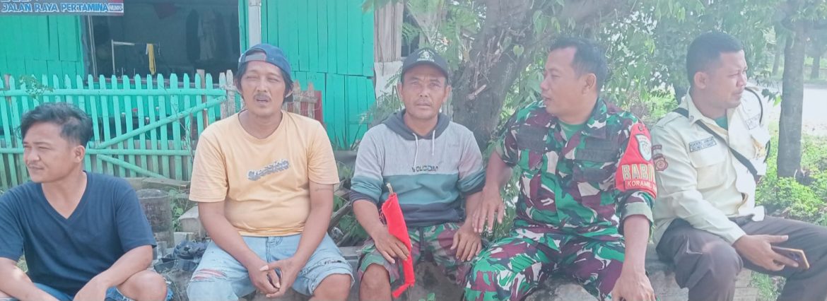 Babinsa Koramil 1608/Karangampel Pererat Silaturahmi dan Tingkatkan Kesadaran Warga Melalui Komsos di Desa Dukuh Jeruk
